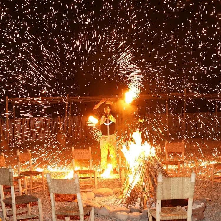 Expérience dîner dans le désert d’Agafay – Quad, balade à dos de chameau et spectacle de feu