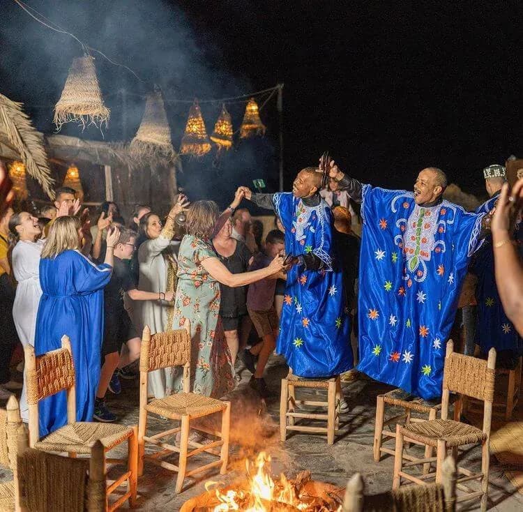 EXPÉRIENCE DÎNER DANS LE DÉSERT D’AGAFAY – QUAD, PROMENADE À DOS DE CHAMEAU & SPECTACLE