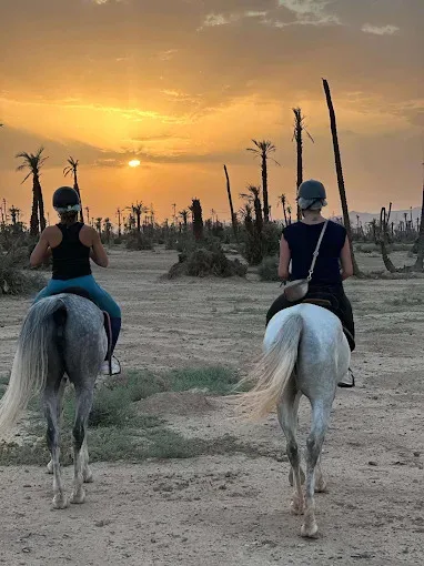 Paseo a caballo marroquí al atardecer