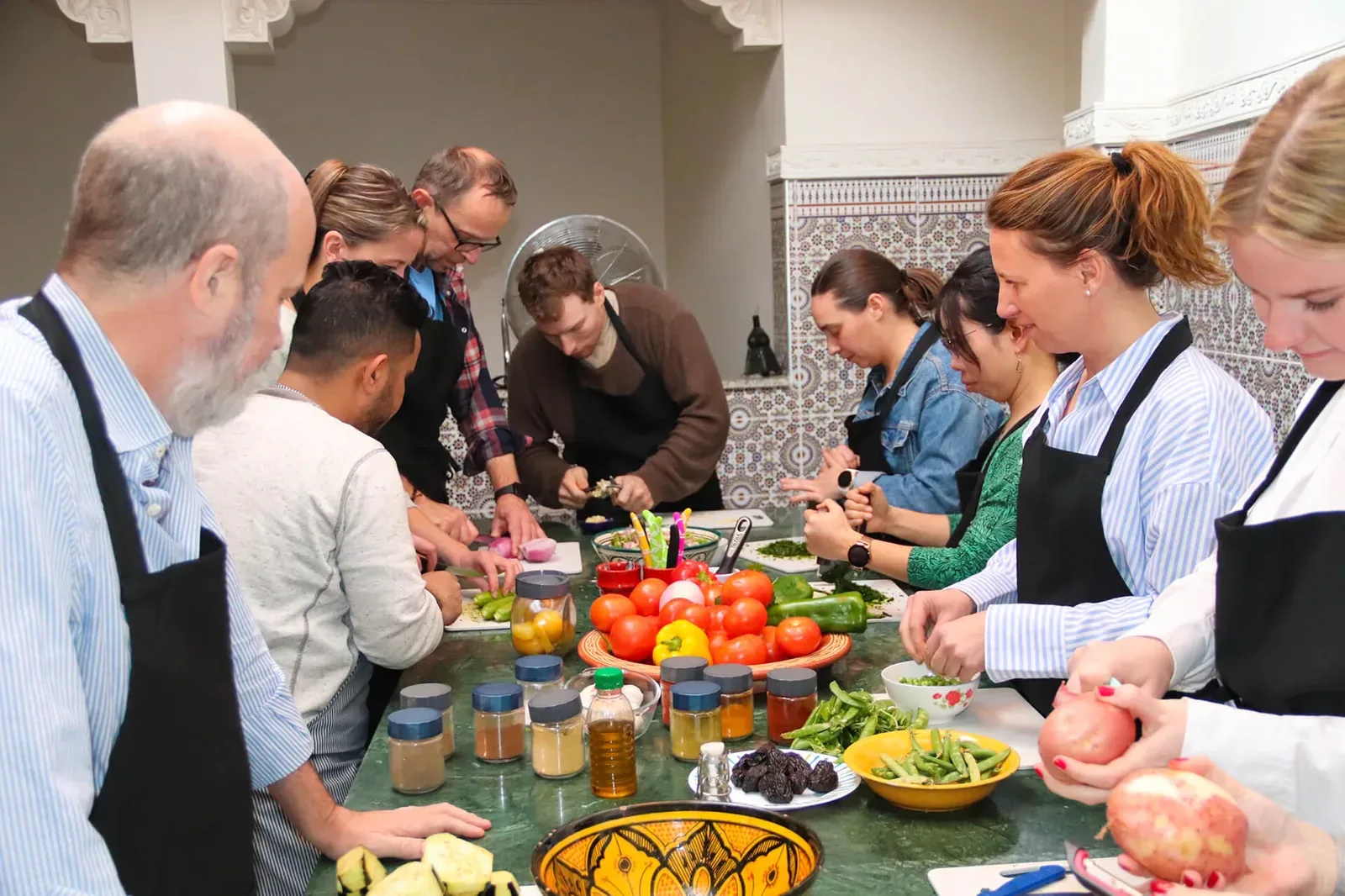 Taller de cocina marroquí con ingredientes frescos del mercado