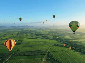 Vol en montgolfière au lever du soleil au-dessus du Maroc