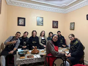 Una mesa marroquí acogedora: tajines, té y sabores para compartir