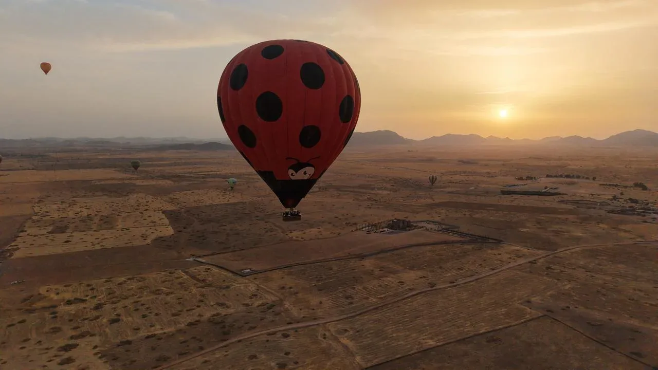 Vol en montgolfière au lever du soleil au-dessus du Maroc