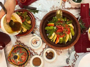 Cocina marroquí, especias y mesa compartida
